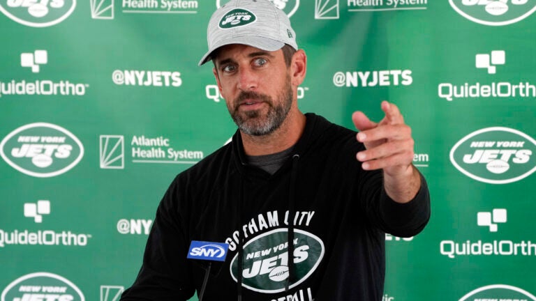 AP source: Jets agree on a deal to acquire Aaron Rodgers