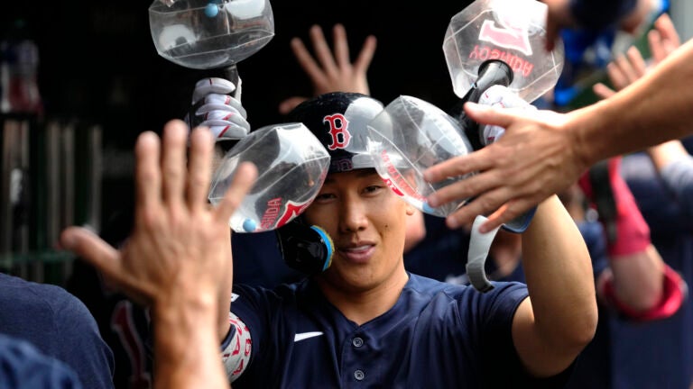 The Korean TV broadcast call of Ha-seong Kim's walkoff homer : r