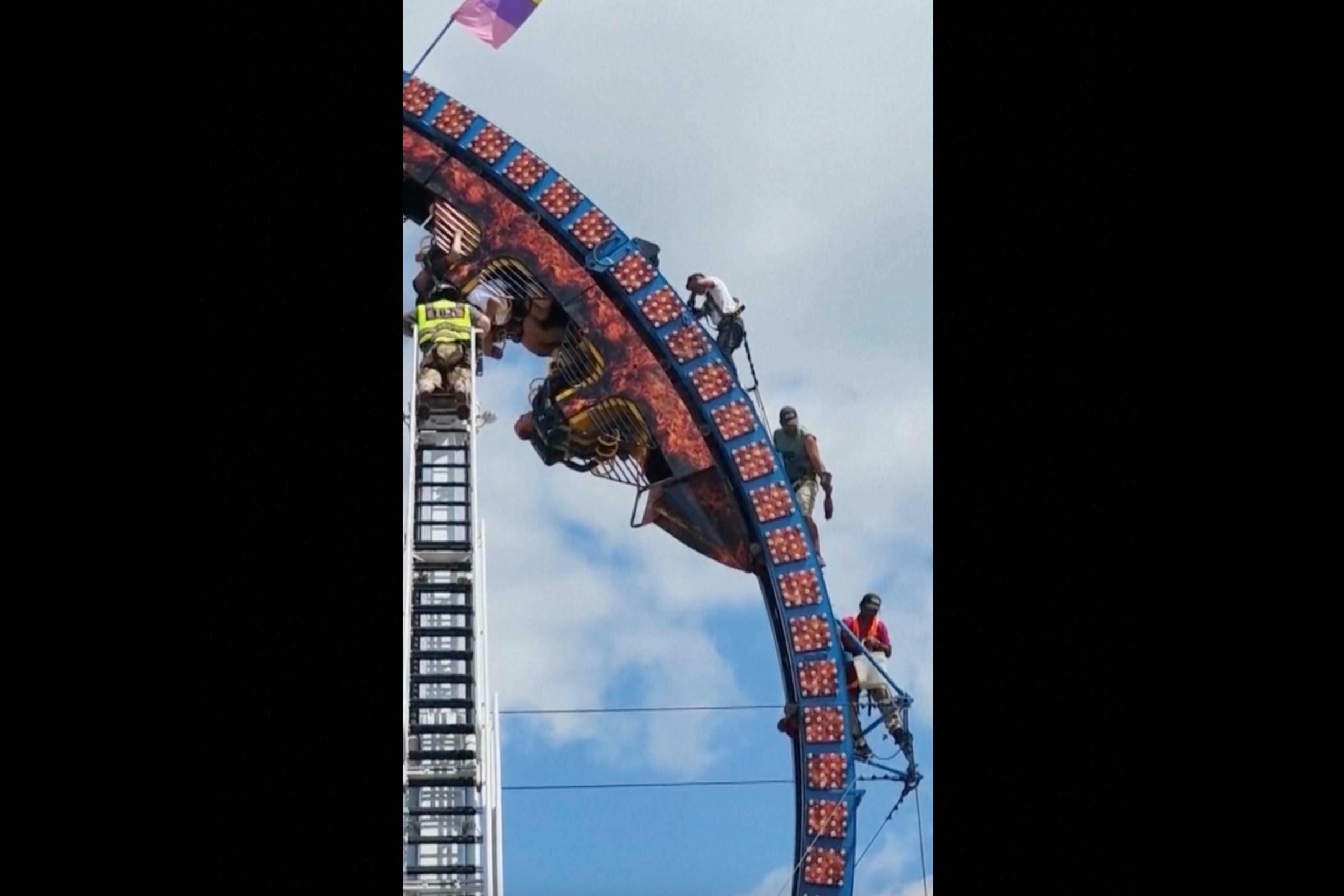 8 Roller-coaster Riders In Wisconsin Get Trapped Upside Down... For Hours