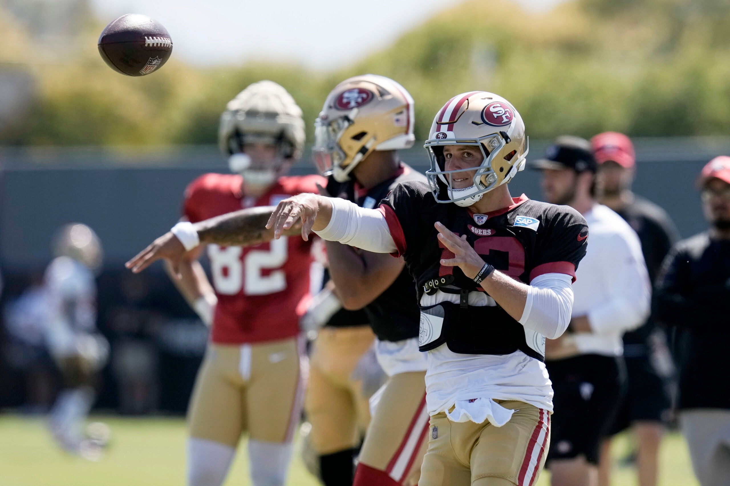 49ers QB Jimmy Garoppolo out for season with broken right foot