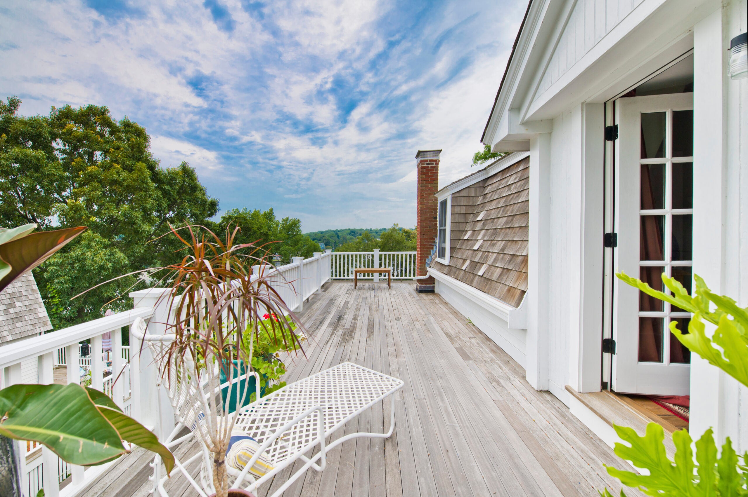 Home of the Week: The decks are stacked in favor of this hilltop Hull ...