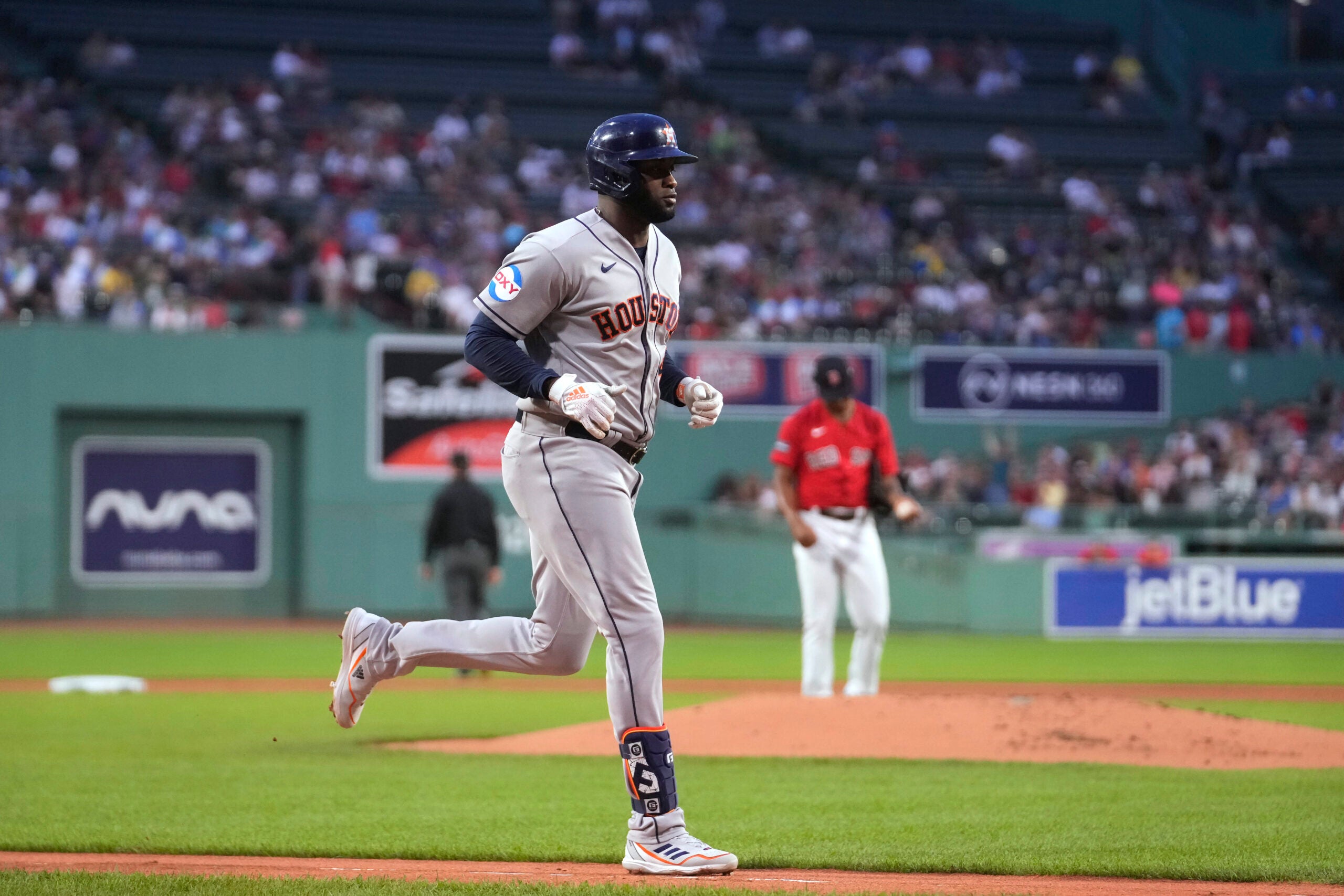 Sale dominates, Yoshida's three-run homer lifts Red Sox over