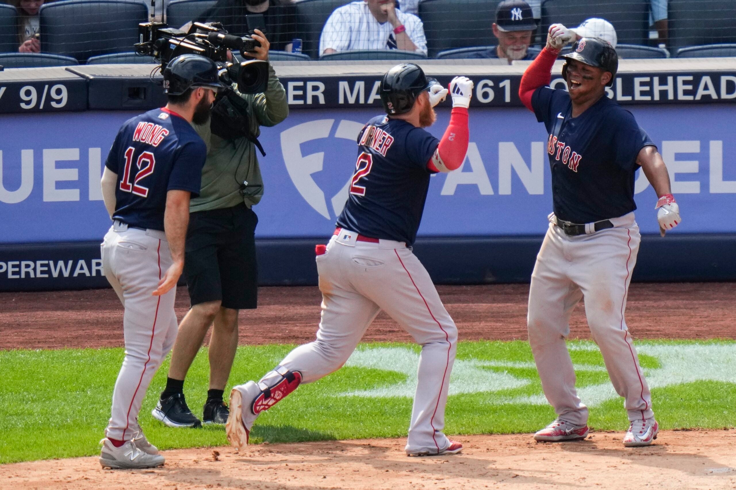 Justin Turner leads Red Sox to 6 5 win and sweep of Yankees