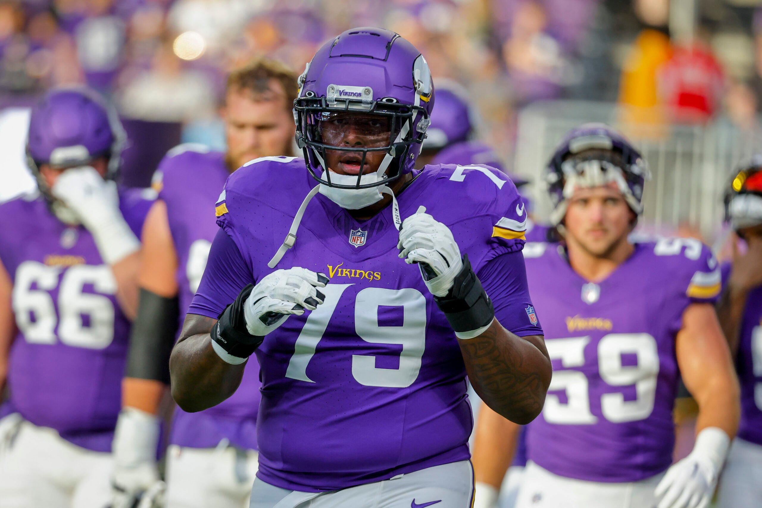 Patriots reportedly trade for Vikings tackle Vederian Lowe