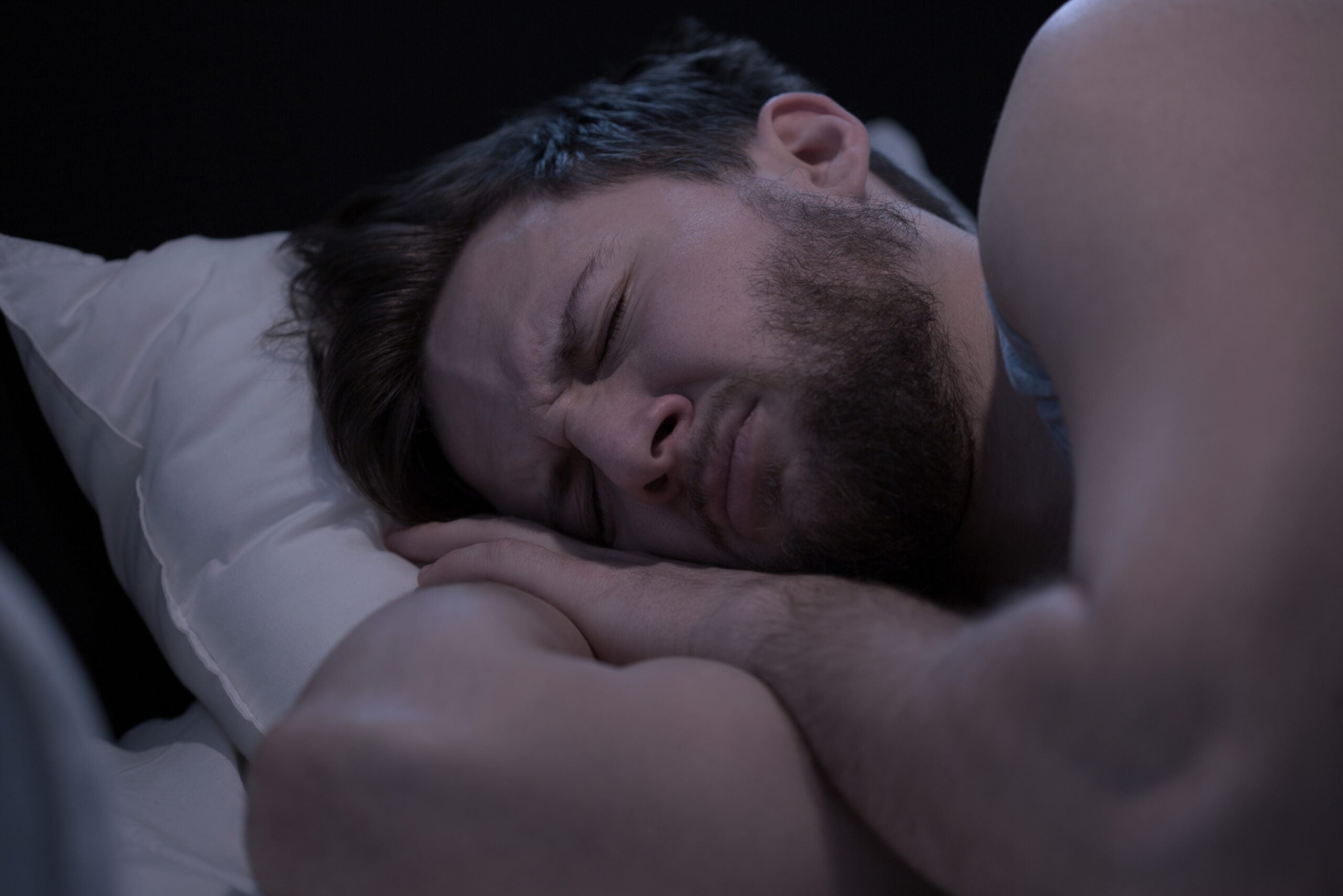 Сонник мужчина лицо. Лицо человека во сне. Молодые sleeping. Мужчине снятся кошмары фото.