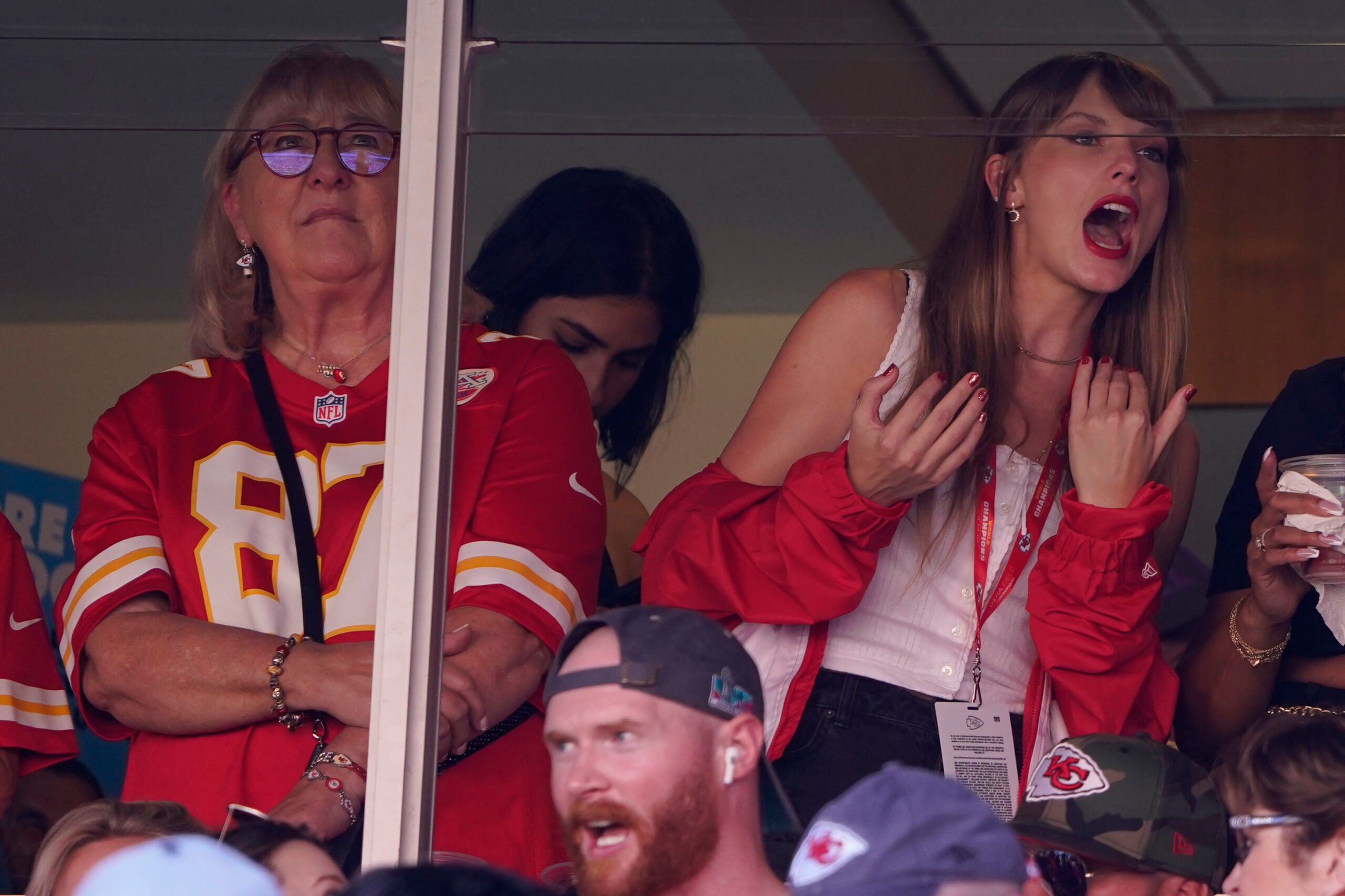 Taylor Swift with her mom at a football game.