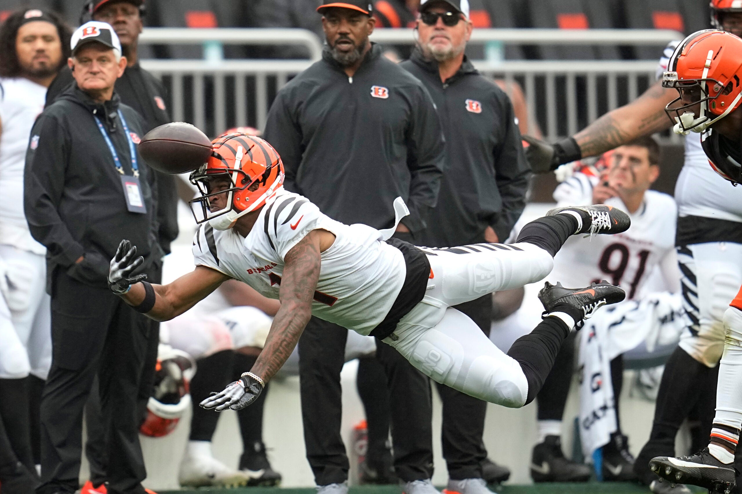 Browns DE Myles Garrett leaves hospital after single-car accident