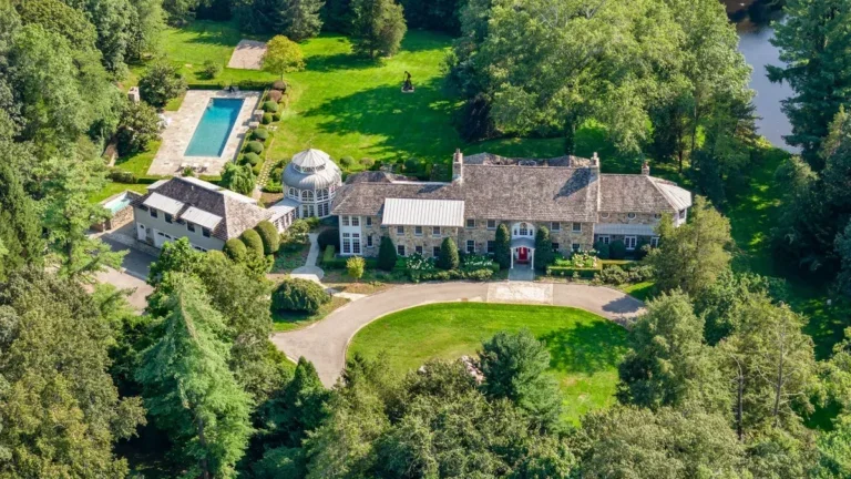 Overview of Mary Tyler Moore's Greenwich estate that is for sale.