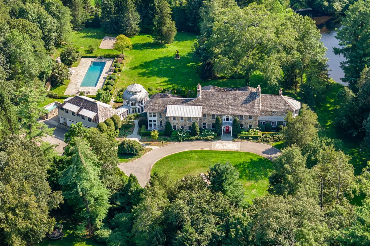 Overview of Mary Tyler Moore's Greenwich estate that is for sale.