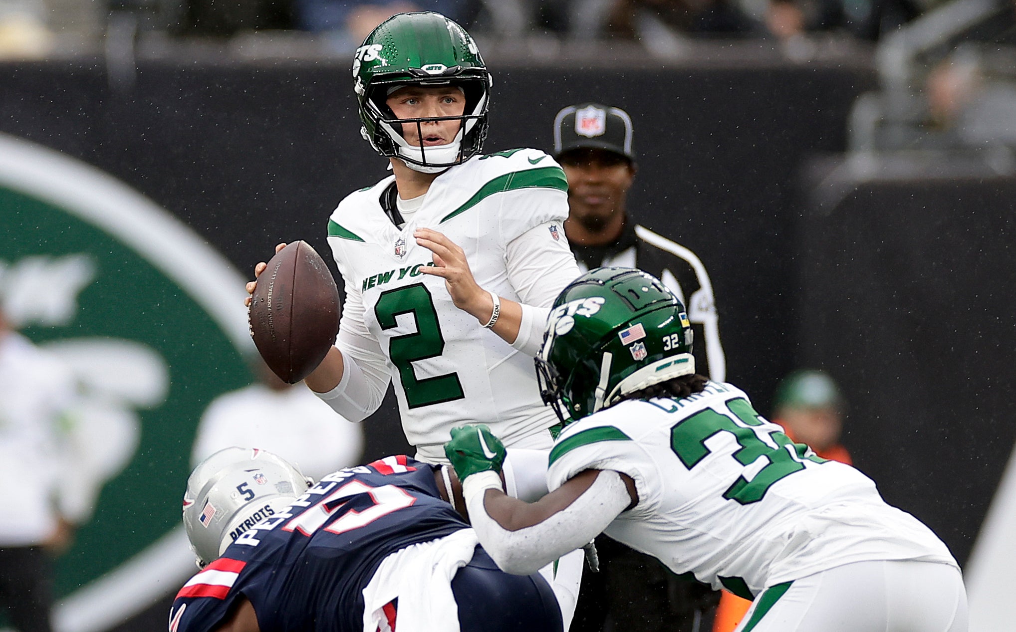 Aaron Rodgers throws a TD pass for the Jets in his first preseason