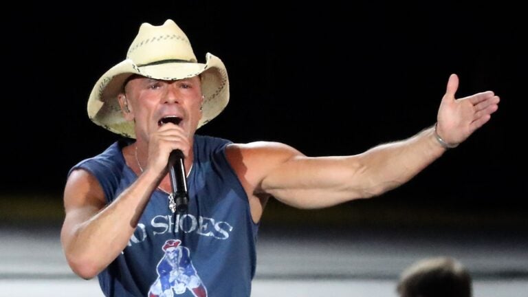 Watch: Kenny Chesney serves as Patriots' 'Keeper of the Light