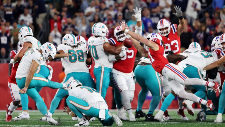 Brenden Schooler's field goal block praised by Mike McDaniel