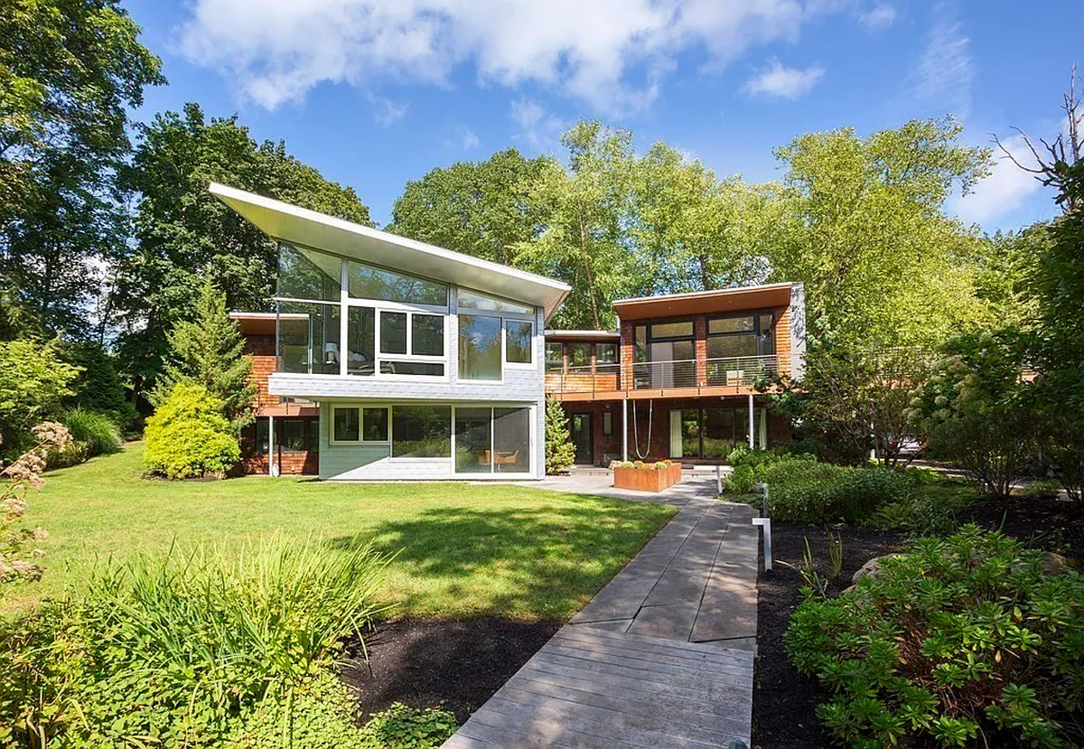 Contemporary home in Weston at 482 Glen Rd