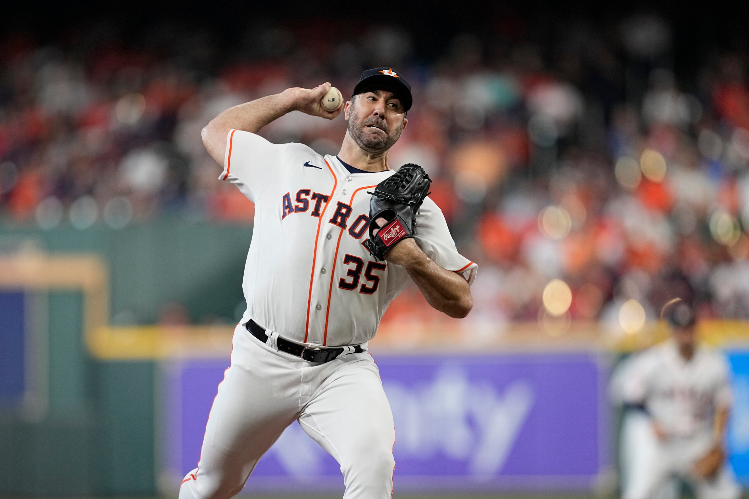 Kyle Farmer's single in the 10th inning carries Twins to a 5-4 win