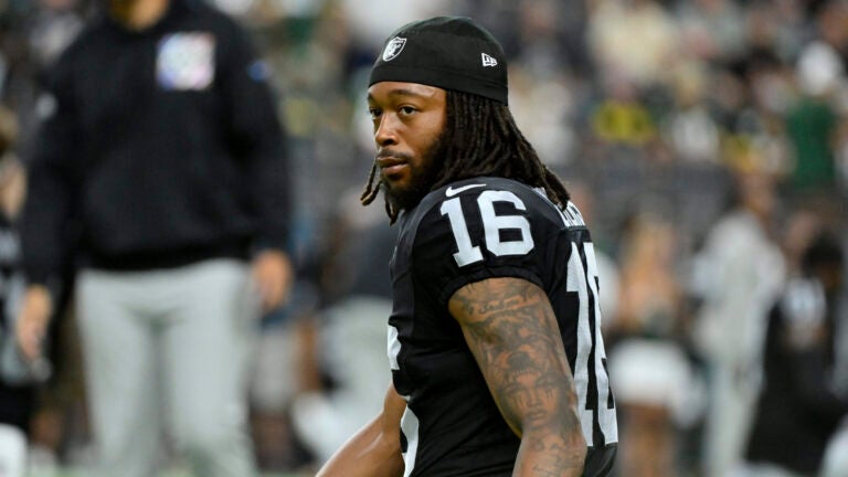 Photograph : Raiders Warm Up Before Game Against Patriots 