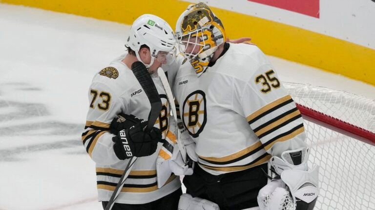 Bruins beat Devils 2-1, match NHL record with 62nd win