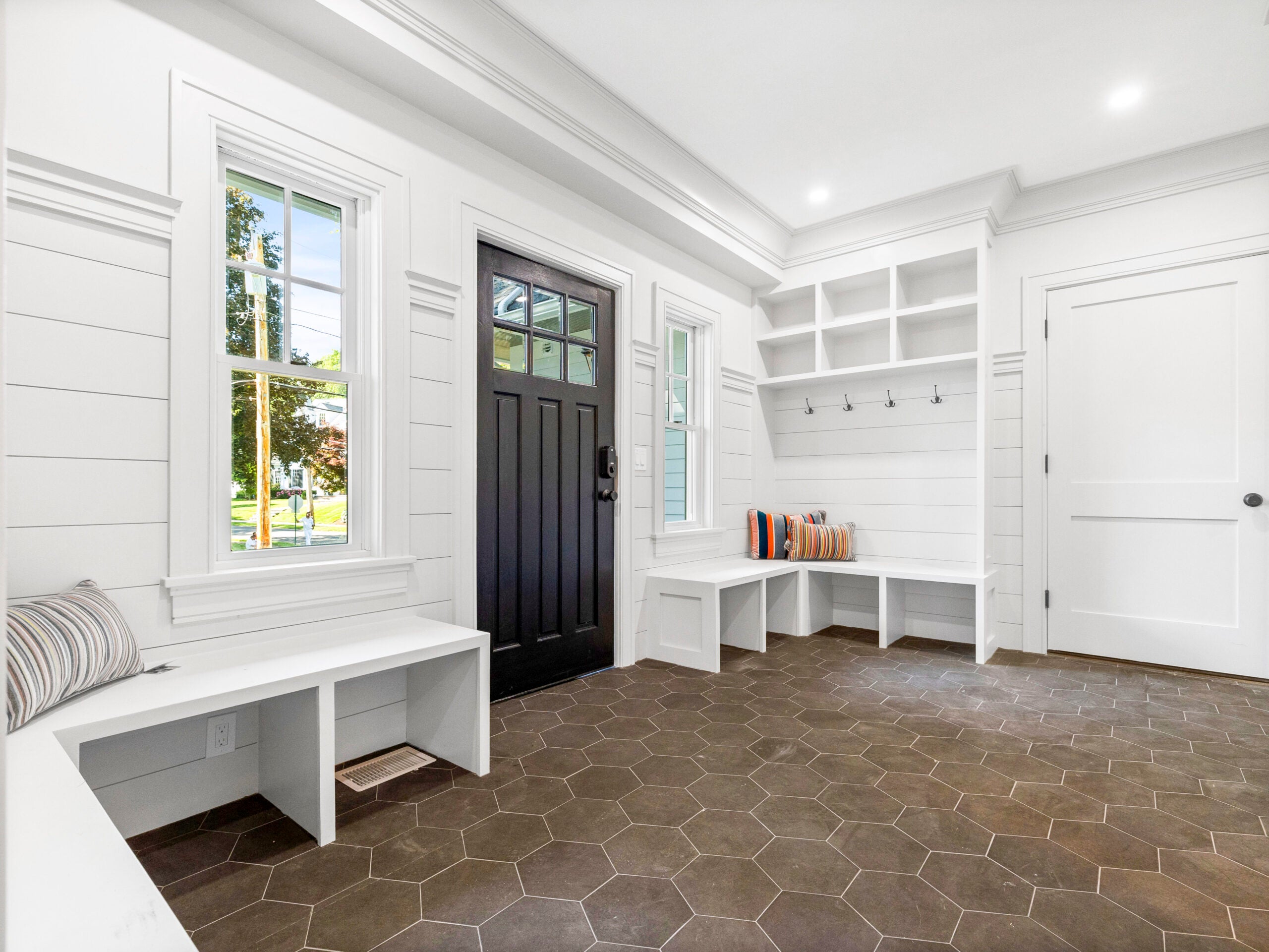 brogdan-wellesley-house-mudroom