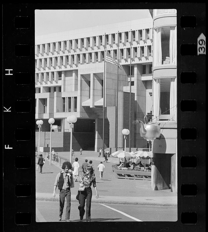 What's the story of the giant tea kettle near Government Center?