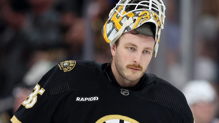 Bruins' Linus Ullmark honors Gerry Cheevers with new goalie mask