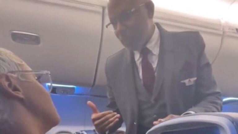 Gospel singer Bobbi Storm is nearly kicked off Delta flight for singing - Vimarsana News