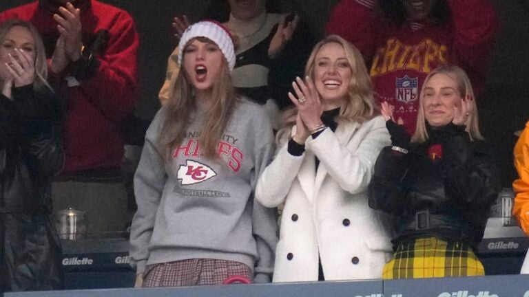 Taylor Swift Reacts to Travis Kelce No-Call During Chiefs Game