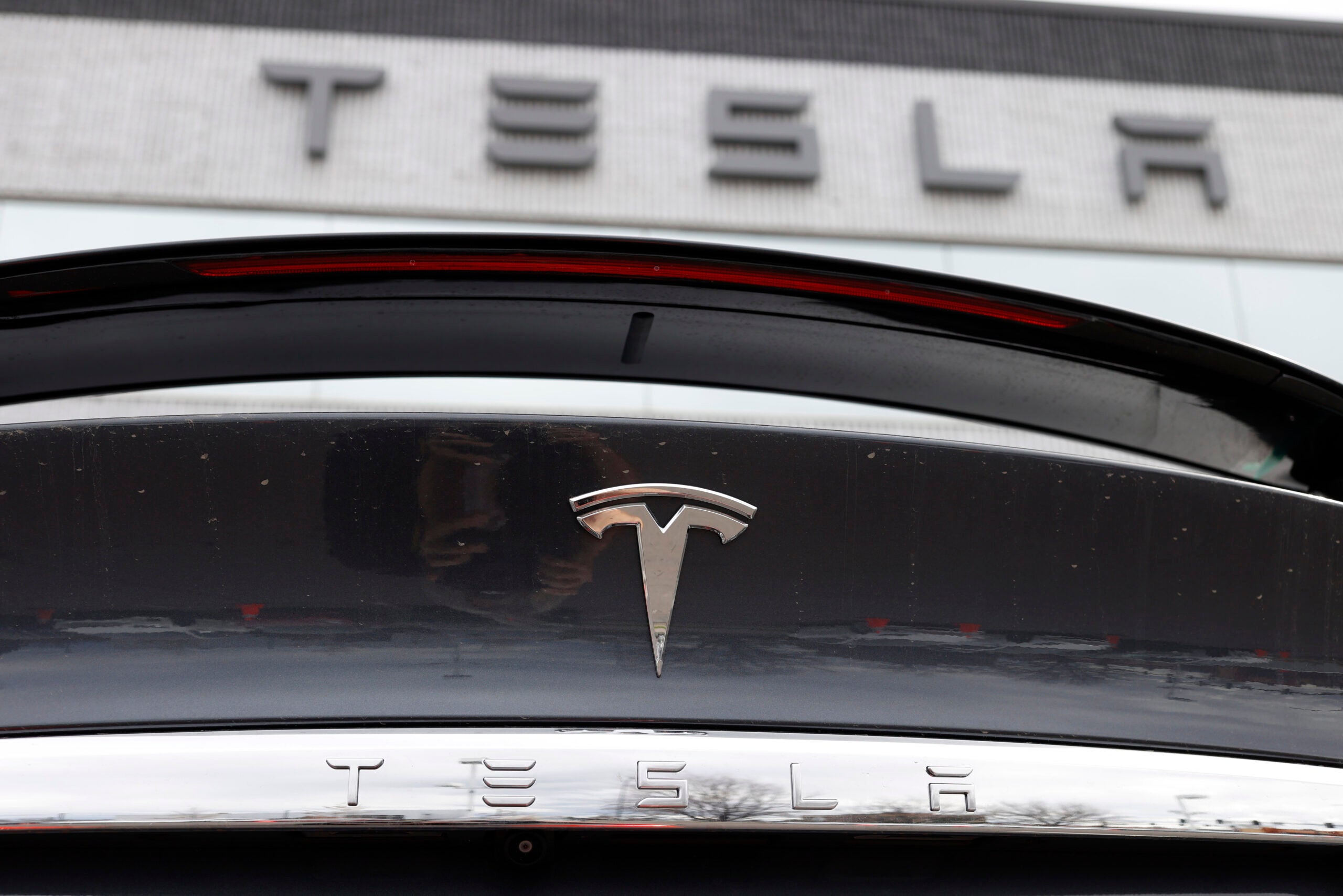 Tesla Model S update to include plane-like steering, TV-like main