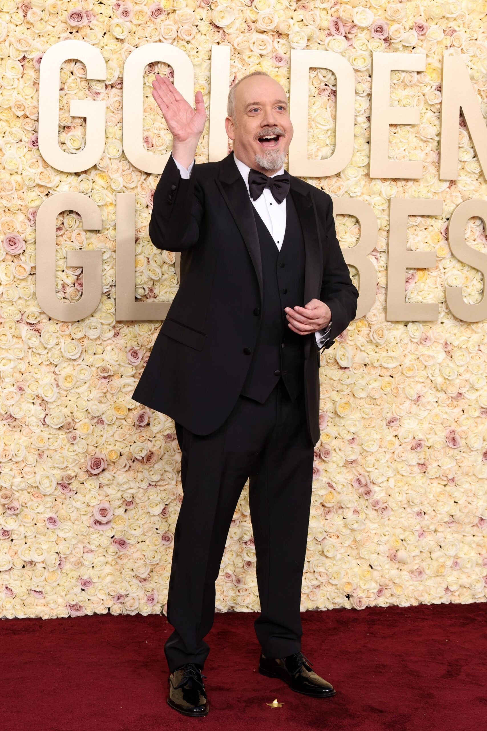 Paul Giamatti arrives at the 2024 Golden Globes red carpet.