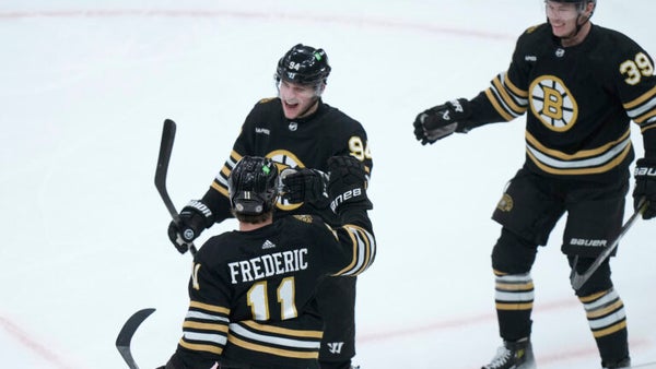 David Pastrnak scores hat trick, Bruins beat Avalanche 5-2