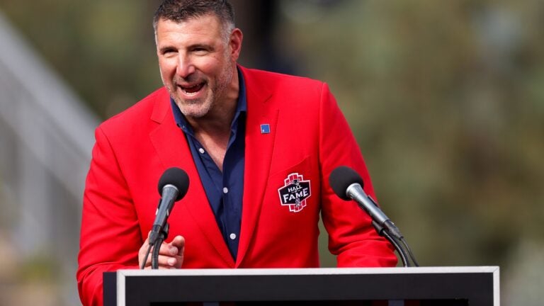 Report: Mike Vrabel Is Interested In Replacing Bill Belichick