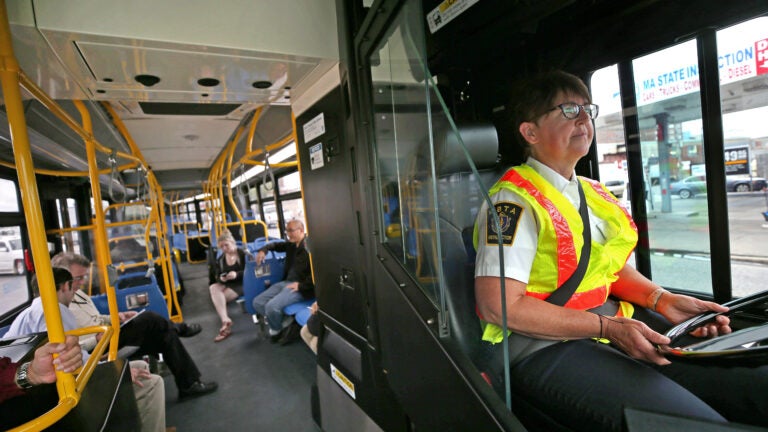 “我依靠你”: MBTA要求乘客站出来，因公交司机遭到袭击事件激增
