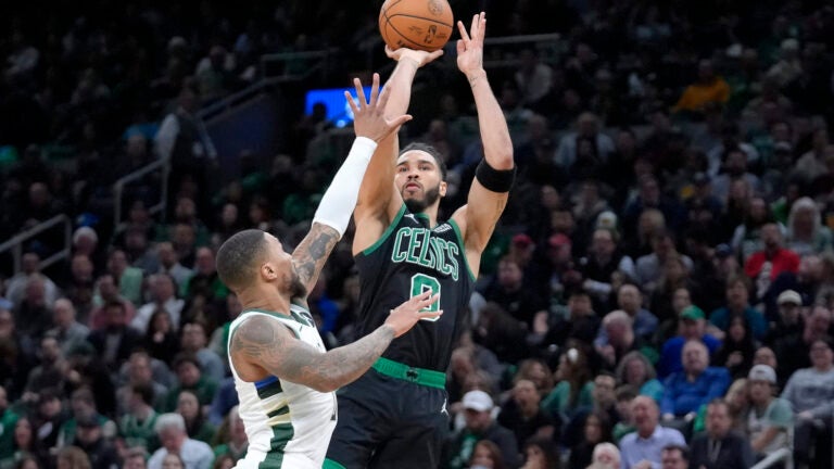 Celtics open big lead, hold on to beat Bucks