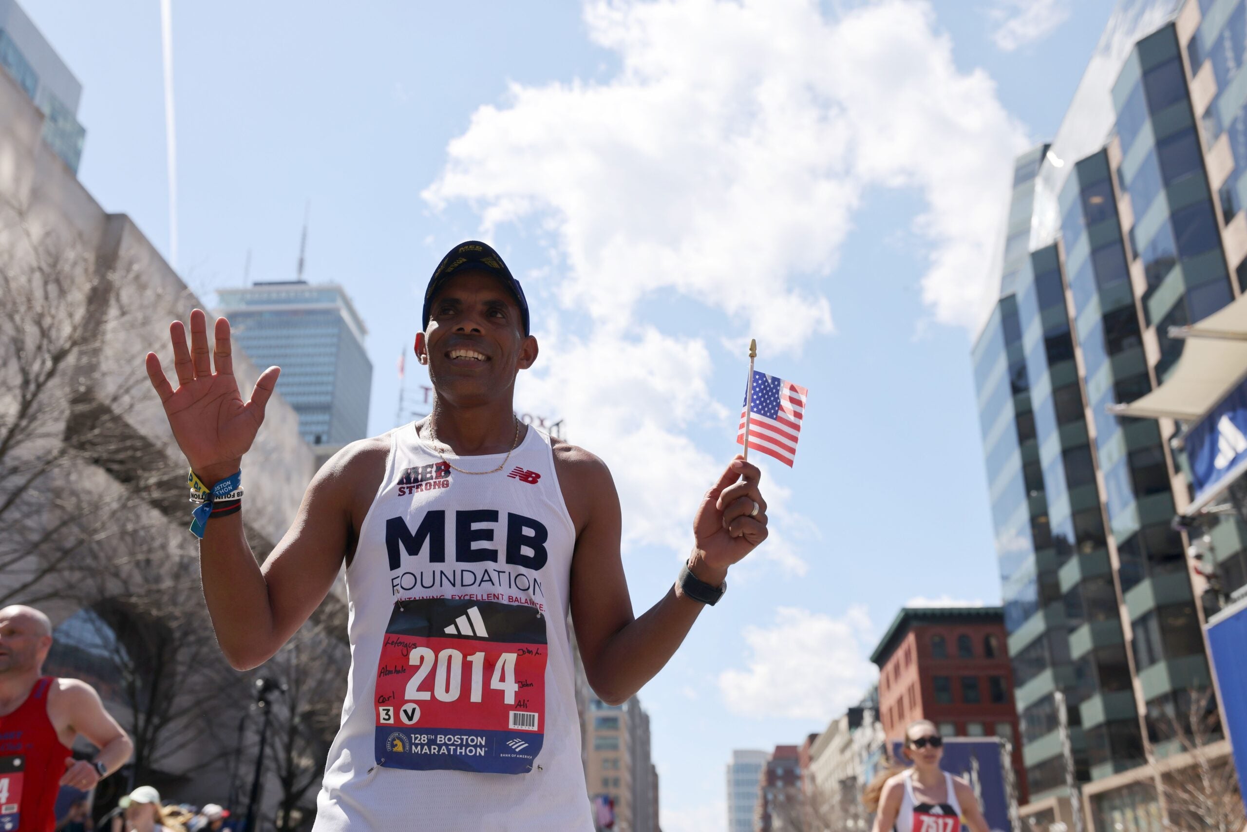 Il campione della maratona di Boston Meb Kefleziky degli Stati Uniti posa durante la 128a maratona di Boston il 15 aprile 2014 a Boston, Massachusetts.