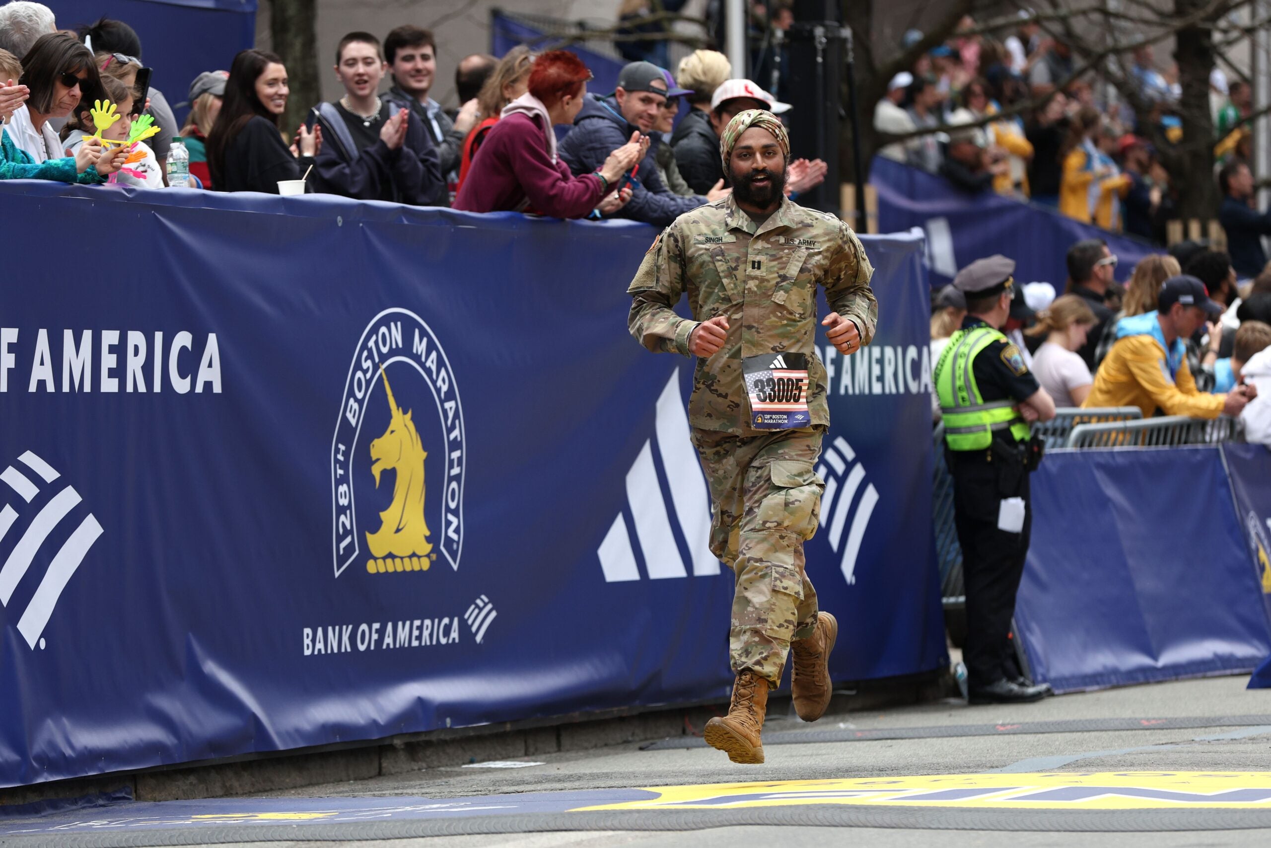 Un membro dell'esercito americano taglia il traguardo della 128a maratona di Boston il 15 aprile 2024 a Boston, Massachusetts.