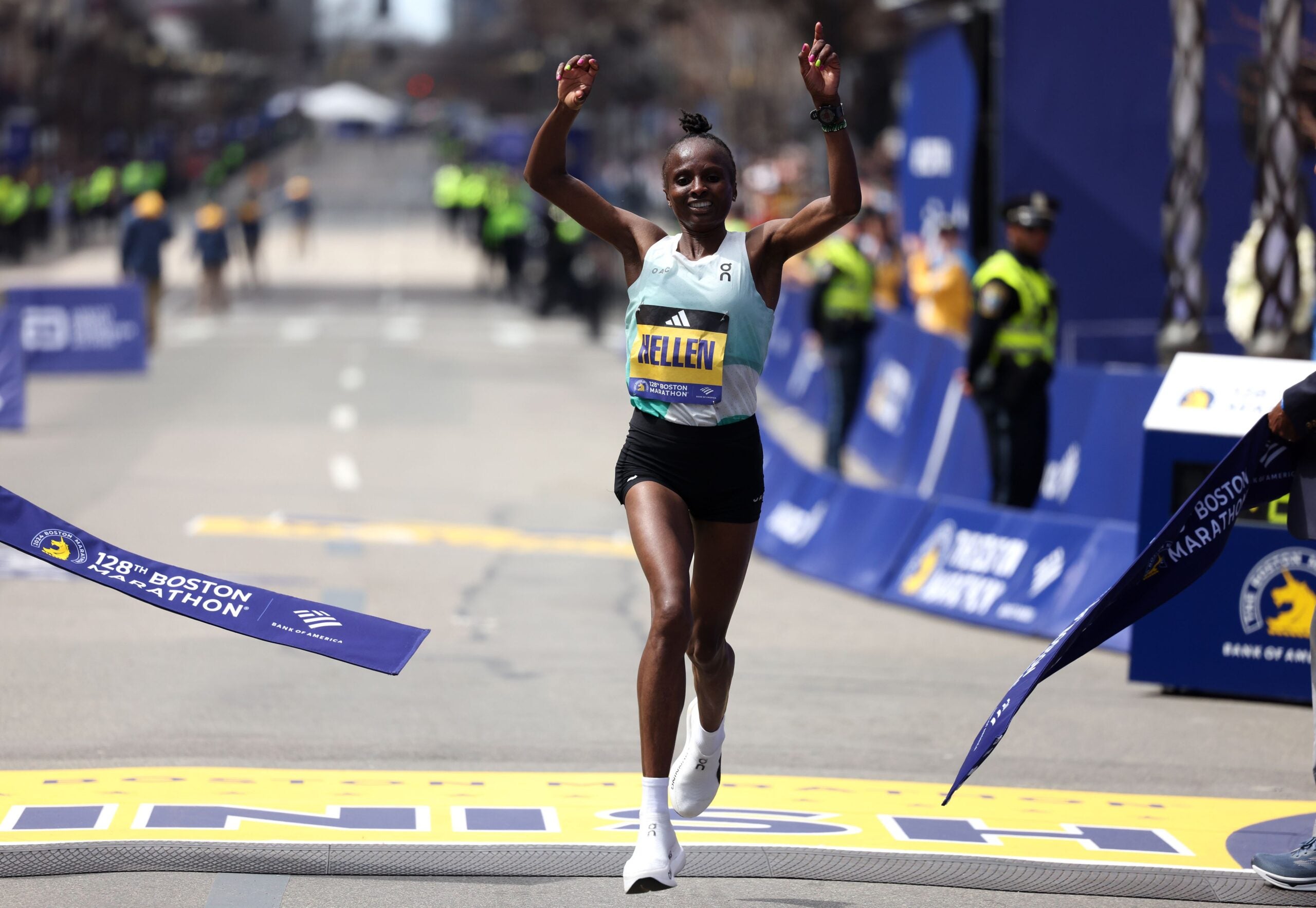 Helen Obiri reagisce mentre taglia il traguardo per vincere la divisione femminile della maratona di Boston lunedì 15 aprile 2024.