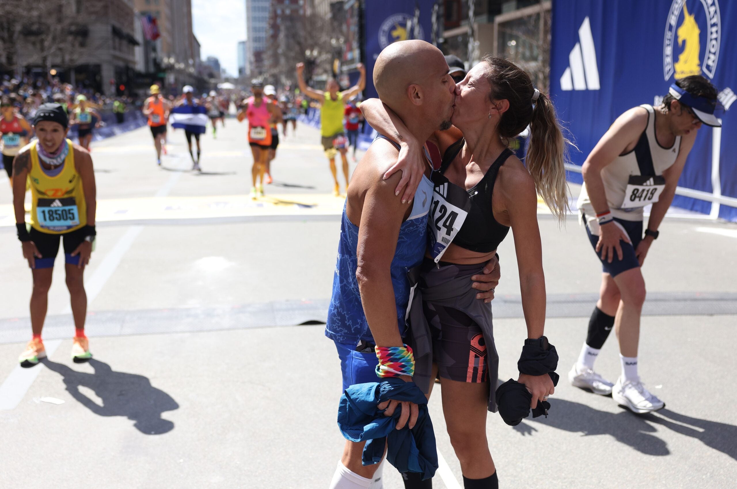 Sebastian Cantoni e Romina Cornejo si scambiano un bacio dopo aver tagliato il traguardo della Maratona di Boston lunedì 15 aprile 2024.