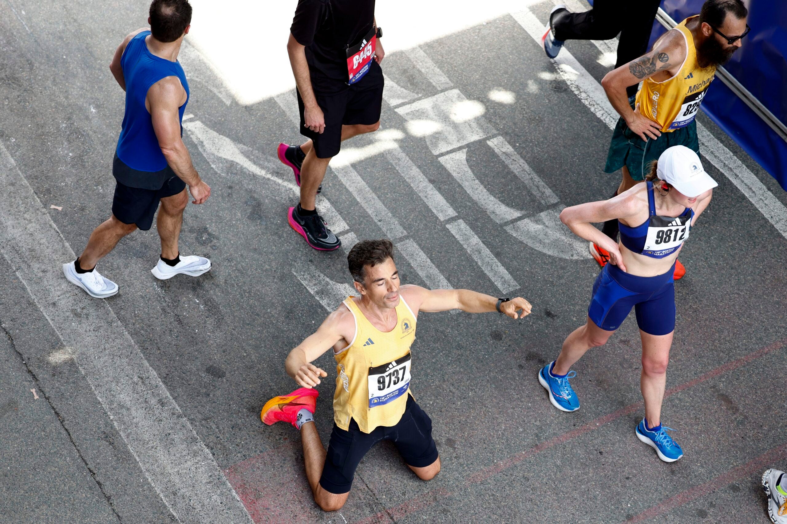Il brasiliano Claudio Guther si inginocchia dopo aver terminato la maratona di Boston lunedì 15 aprile 2024.