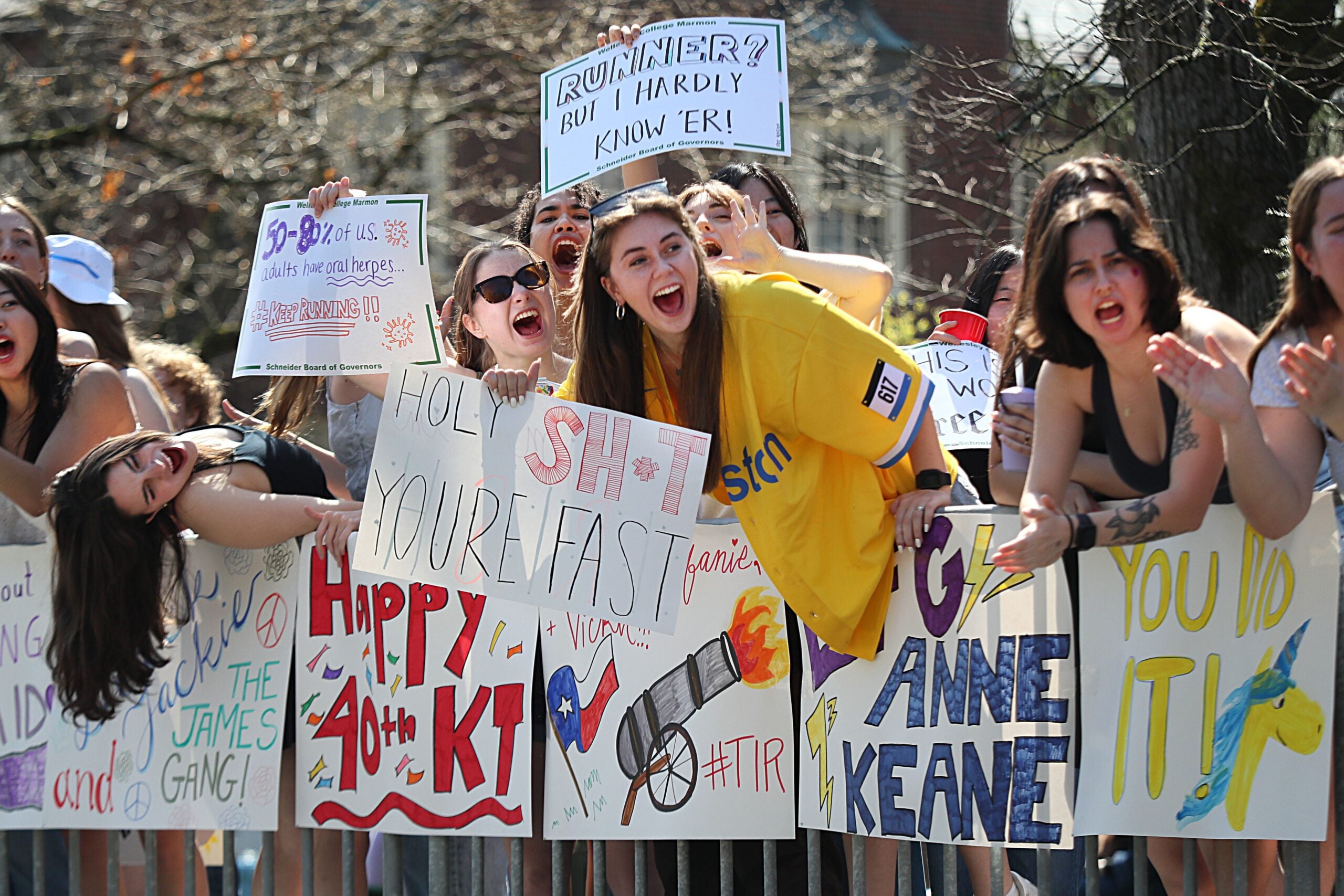 Gli studenti del Wellesley College tifano per i corridori della maratona di Boston lunedì 15 aprile 2024.