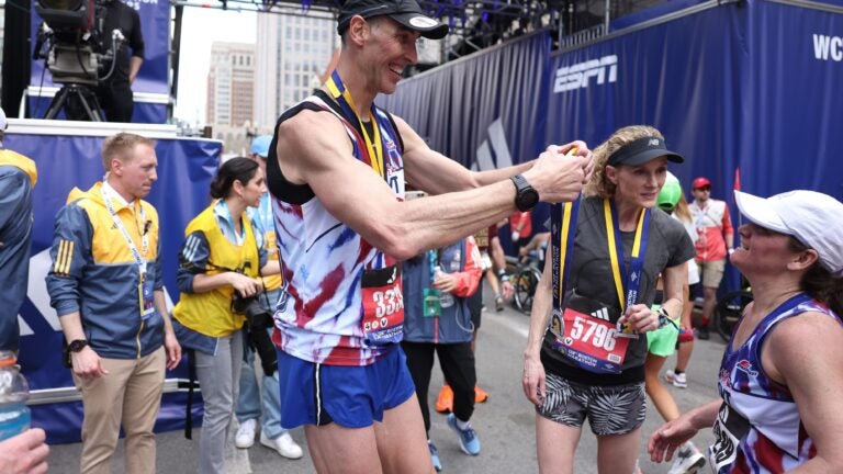 Zdeno Chara gave a medal to his running partner during the Boston Marathon on Monday.