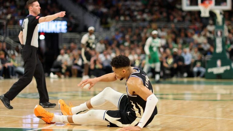 Bucks withstand Antetokounmpo's injury to beat Celtics 104-91