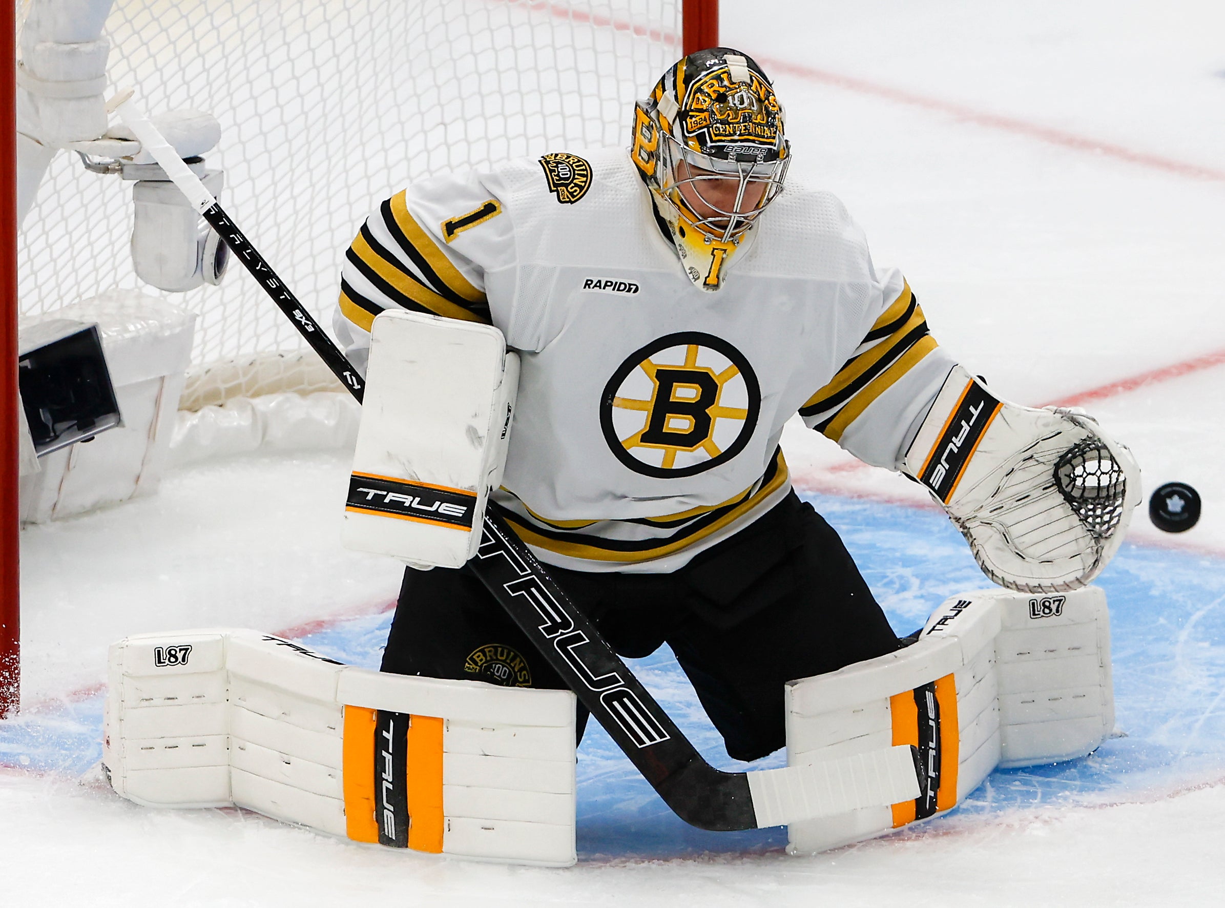 Bruins start Jeremy Swayman in Game 5, Matthews ruled out