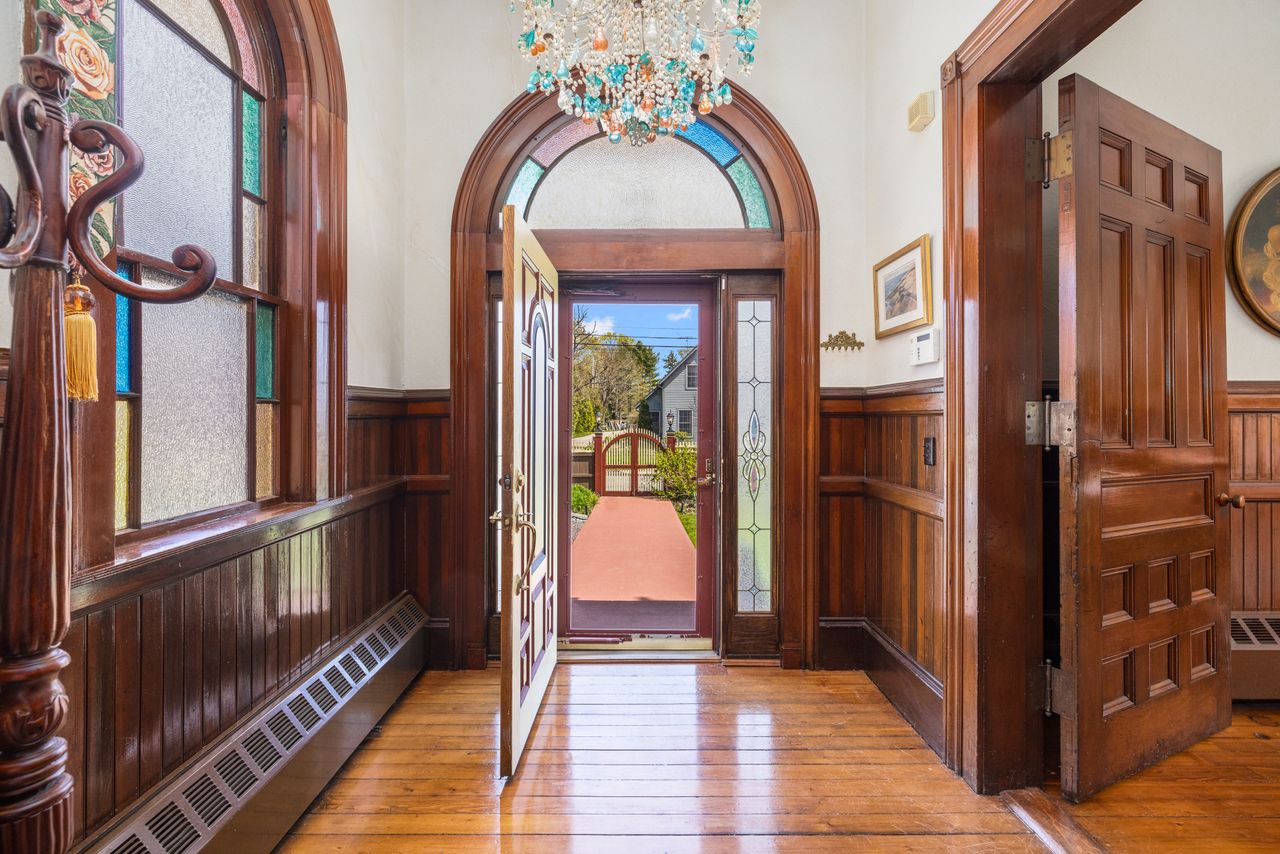 101-caswell-st-narragansett-ri-hallway