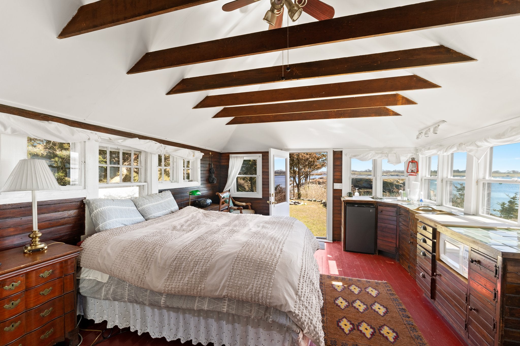 2-fort-wetherill-jamestown-cabin-bedroom