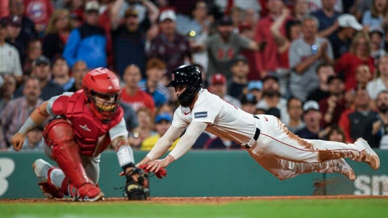 Enmanuel Valdez Hits 2-run Double To Help Red Sox Over Phillies