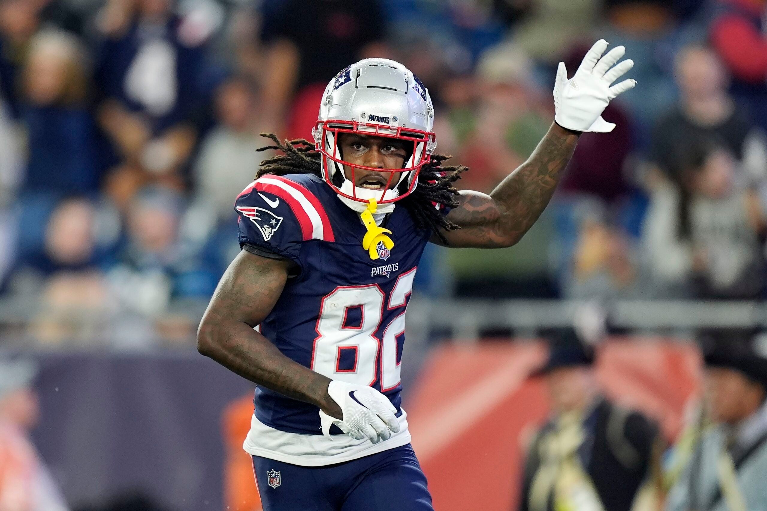 Patriots rookie JaQuae Jackson carted off the field with leg injury