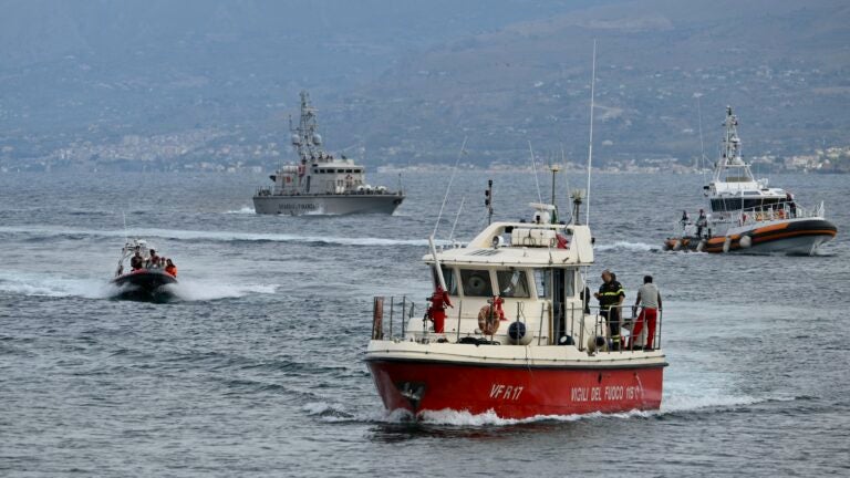 シチリア島沖で沈没した豪華ヨットの残骸をダイバーらが捜索中に５人の遺体を発見、１人は今も行方不明となっている。