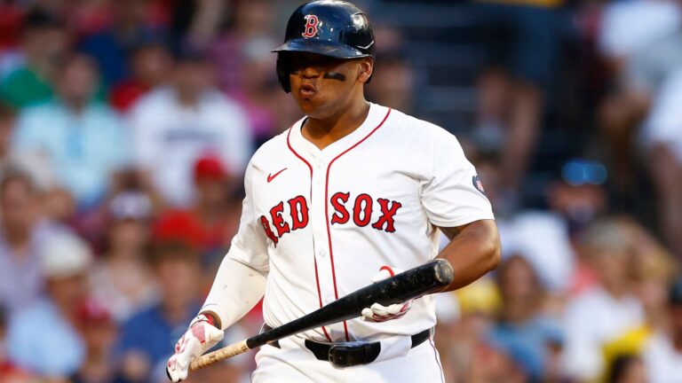 Red Sox’ Rafael Devers avoids surgery on injured shoulder