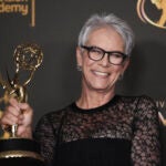 Jamie Lee Curtis poses with her award for outstanding guest actress in a comedy series for “The Bear.”