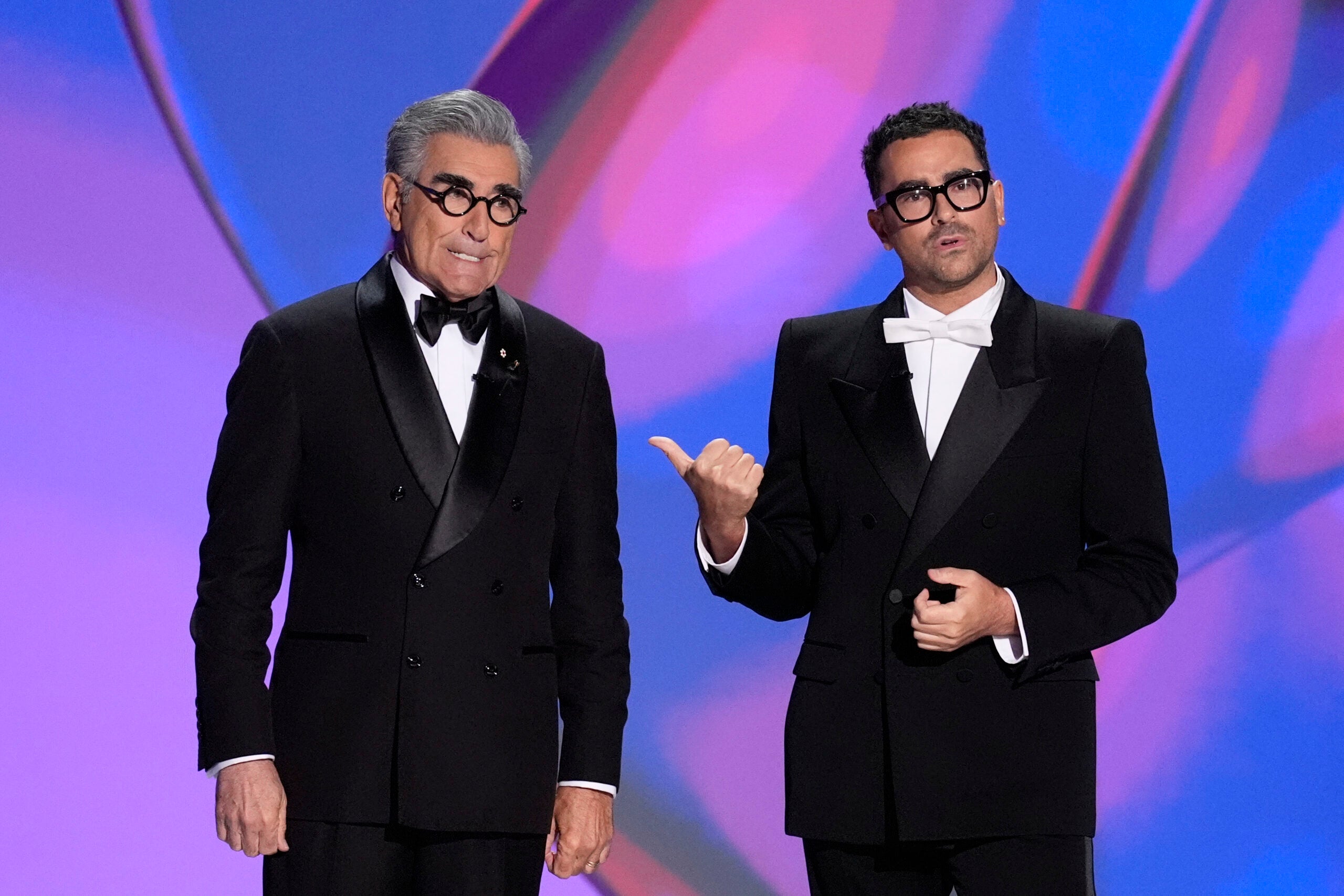Os apresentadores Eugene Levy e Dan Levy falam durante a 76ª edição do Primetime Emmy Awards.