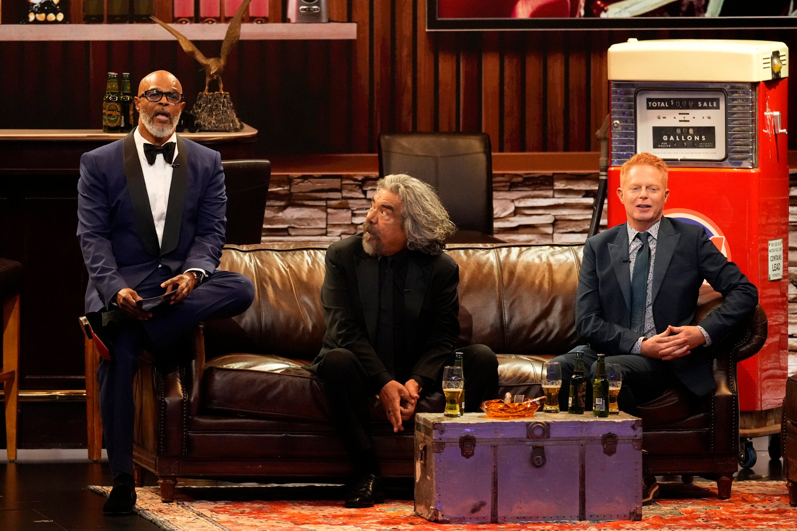 Damon Wayans, da esquerda para a direita, George Lopez e Jesse Tyler Ferguson apresentam um prêmio. 