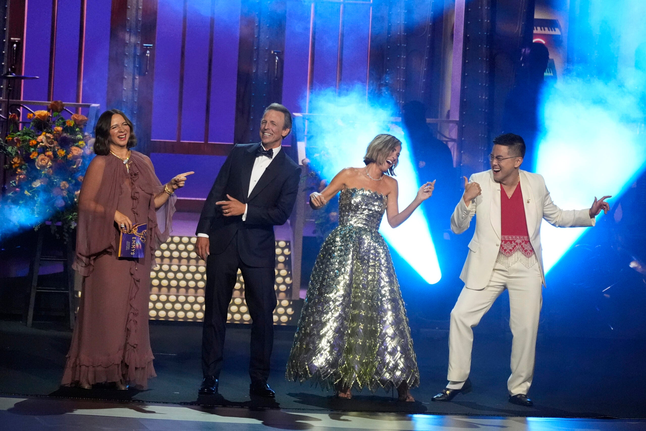 Maya Rudolph, da esquerda para a direita, Seth Meyers, Kristen Wiig e Bowen Yang apresentam um prêmio. 